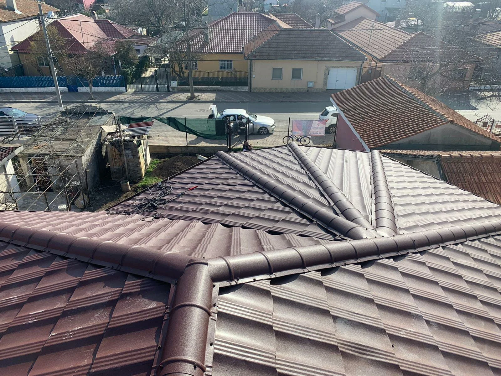 Acoperiș maro finalizat