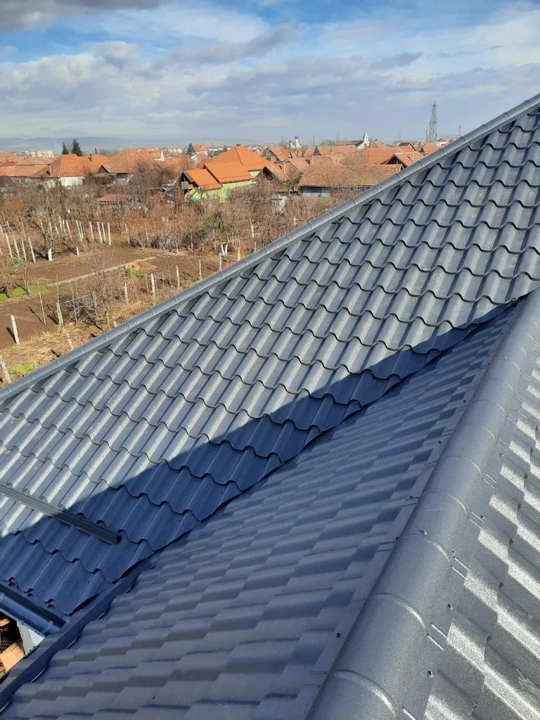 Acoperiș țiglă metalică antracit finalizat